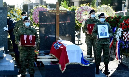 Na Mirogoju uz vojne počasti sahranjen Miroslav Tuđman, došao premijer, veliki broj ministara i zastupnika