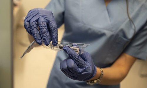 BiH: Cjepivo bilo na carini pet dana, nitko ne zna kad će početi cijepljenje