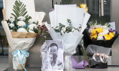 Godinu dana prekasno: Kina i svijet odaju počast Li Wenliangu, tragično preminulom liječniku iz Wuhana koji je otkrio koronavirus