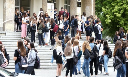 U Zagrebu i Ličkoj županiji gotovo svi srednjoškolci vraćaju se u školske klupe, nastava u većini županija kao i do sada