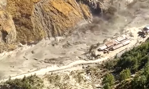 [VIDEO] Dio himalajskog ledenjaka odlomio se, izazvao lavinu i udario u branu, strahuje se da je poginulo i do 150 osoba