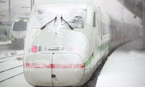 Njemački meteorolozi najavljuju 'dolazak izvanredne zime', zbog snijega na sjeveru zemlje dijelom zaustavljen željeznički promet