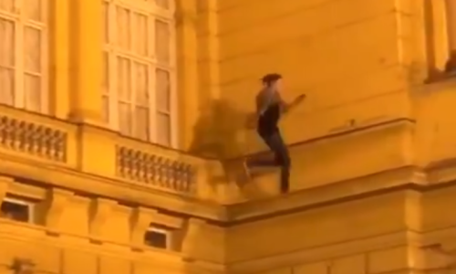 [VIDEO] Ne pokušavajte ovo: 'Zagrebački Spiderman' skakutao po pročelju zgrade HNK i, srećom, ostao živ
