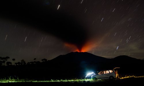 U Indoneziji zbog vulkanske erupcije zatvorena zračna luka; pepeo izbacuje 2000 metara uvis