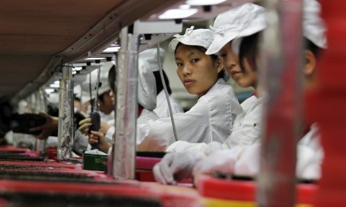 Dobrodošli u novo doba - vaš iPhone će uskoro proizvoditi isključivo roboti!