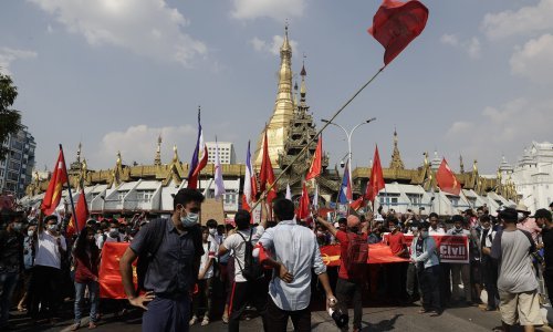 Prosvjednici u Mjanmaru prkose zabrani i vodenim topovima