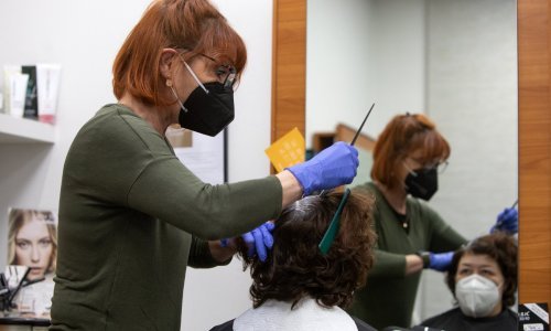 [FOTO] Pogledajte kako su Austrijanci nahrupili u trgovine i frizeraje nakon popuštanja mjera, no ništa bez negativnog testa