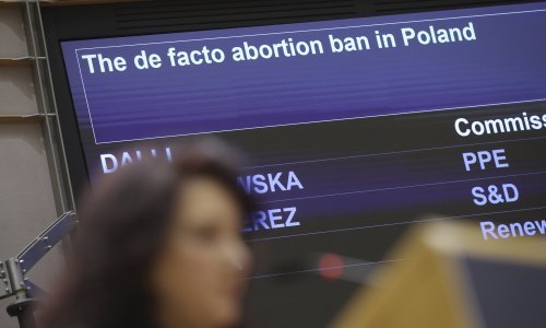 De facto zabrana pobačaja u Poljskoj krši prava žena, ističu europarlamentarci
