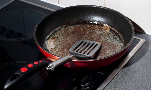 Genijalan trik koji morate probati: Kako u nekoliko minuta očistiti skorene mrlje na tavi uz pomoć vrećice čaja