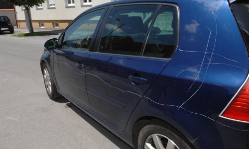 Dolijao 61-godišnjak koji je pola godine odvijačem grebao po automobilima, oštetio ih je čak 28