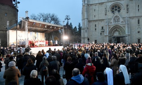 [FOTO/VIDEO] Okupljanje pred katedralom: Bozanić predvodio misu na Stepinčevo, među vjernicima i Gordan Grlić Radman, Milan Bandić te Alemka Markotić