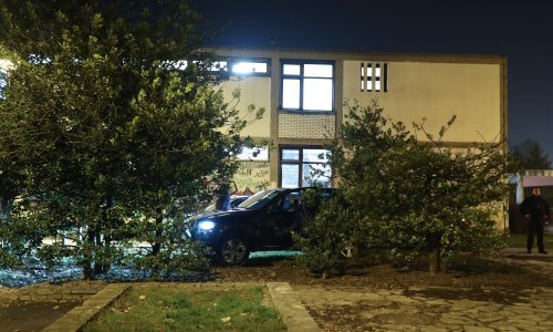 [FOTO/VIDEO] Potjera u Novom Zagrebu: Bježao policiji i zabio se u drvo ispred škole, djeca bježala pred jurećim automobilom