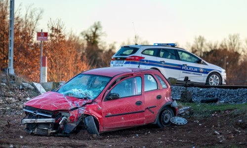 U Svetom Petru u Šumi vlak naletio na vozilo, ozlijeđen vozač