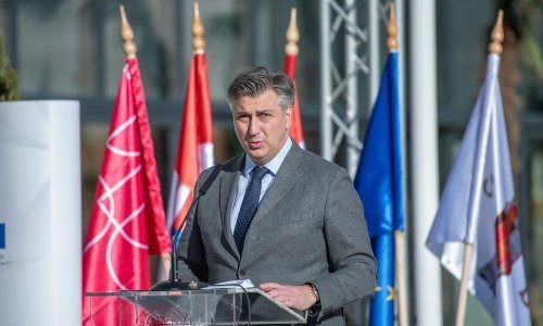 Plenković poslao poruku u Rijeku: Nema teoretske šanse da ne preporučuju cijepljenje AstraZenecom starijima. To je nedopustivo, promijenit ćemo zakon!