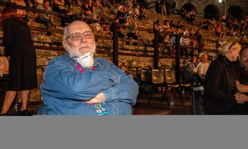 Puhovski radi na TV seriji 'Đavolji advokati', a kroz rad Čede Prodanovića i Jadranke Sloković prikazat će društvena zbivanja i deformacije u Hrvatskoj