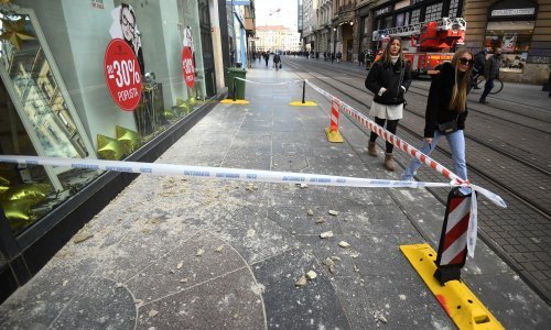 [FOTO] Centar Zagreba: Padali komadi fasade, umalo ozlijedili prolaznicu