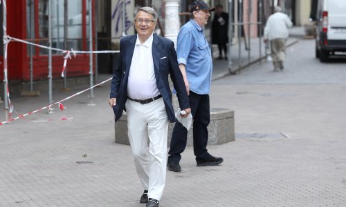 Ćiro Blažević tvrdi da se ipak cijepio u Zagrebu i to na poziv iz Vlade; u Vladi pak ne znaju u čijem se aranžmanu cijepio