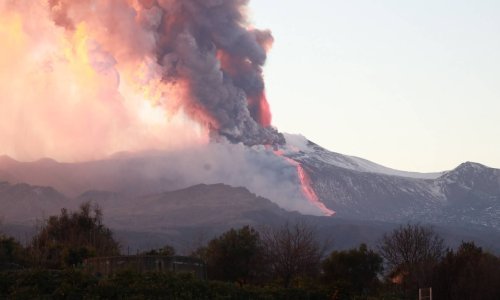 [VIDEO] Spektakularna erupcija Etne: Fontane lave vinule su se na visinu od 1500 metara