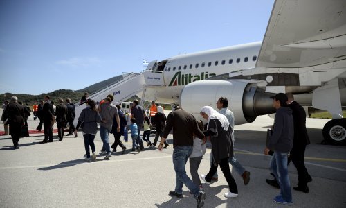 Papa Franjo poveo 12 izbjeglica iz Sirije s Lezbosa u Vatikan
