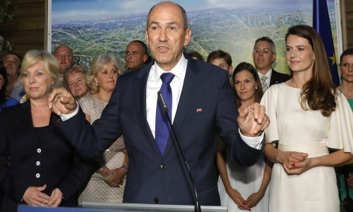 Janez Janša opet se svađa s cijelim svijetom: Napao novinarku Politica da zarađuje 'ležeći'