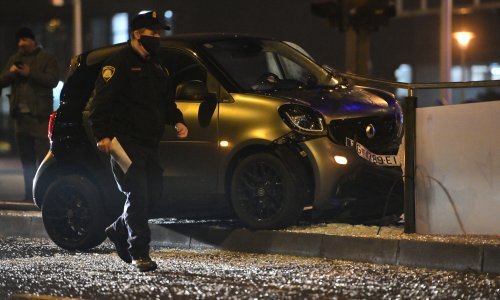 Krš i lom u Zagrebu: Smartom se zabio u tramvajsku stanicu u Vukovarskoj