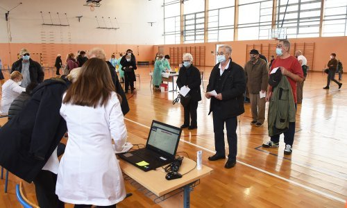 [FOTO/VIDEO] Karlovčani dočekali 'masovno' cijepljenje: Nije bitno je li AstraZeneca ili Pfizer; organizacija je odlična!