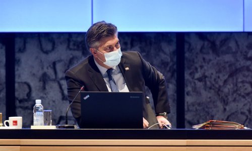 Plenković: Neka Butković ode s Komadinom u kafiće u kojima se diskriminiraju članovi HDZ-a pa neka mu objasni što Vlada radi za  Primorsko-goransku županiju