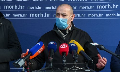 [FOTO/VIDEO] Tomo Medved opovrgava da oni koji nemaju crvenu naljepnicu na kući neće dobiti ručak