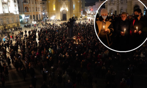 [VIDEO, FOTO] Novi Sad se oprašta od Panonskog mornara: Glavni gradski trg prepun ljudi, čuje se pjesma...
