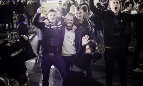 [VIDEO/FOTO] Stotine mladih tulumarilo kod HNK-a, za njih je korona gotova: Kakve maske, distanca...