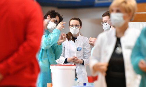 Stručnjaci objasnili mogu li se protiv Covid-a cijepiti alergični na penicilin, pelud, orašaste plodove...