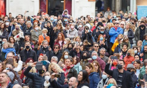 [VIDEO/FOTO] Split i Dalmacija voljeli su Đorđa Balaševića: Uz pjesmu i suze opraštaju se od Panonskog mornara
