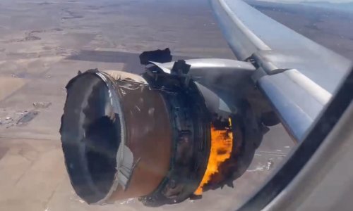 [VIDEO] Dramatična snimka: Boeing 777 morao prisilno sletjeti jer se zapalio motor, dijelovi padali po kućama