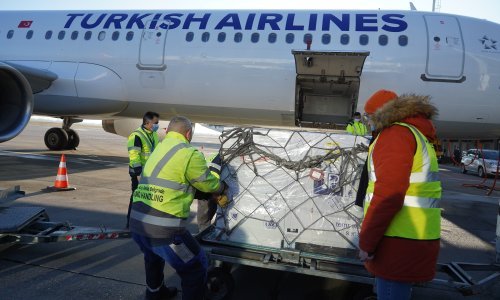 [FOTO] Cjepivo četvrtog proizvođača na cijepljenih više od milijun ljudi: U Srbiju iz Indije stiglo 150.000 doza AstraZenece