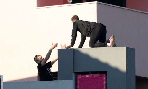 Mladić koji je satima prijetio da će se baciti sa zgrade u Vodicama napokon sišao