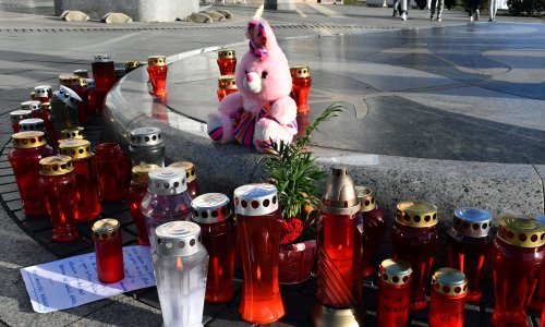 [FOTO] Hrvatska još uvijek oplakuje Đorđa Balaševića: Brođani se oprostili svijećama, igračkama i porukama