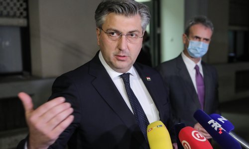 [VIDEO/FOTO] Plenković: Prvo pucaju na Banske dvore, zatim HDZ-ovce ne puštaju u kafiće, što je sljedeće?