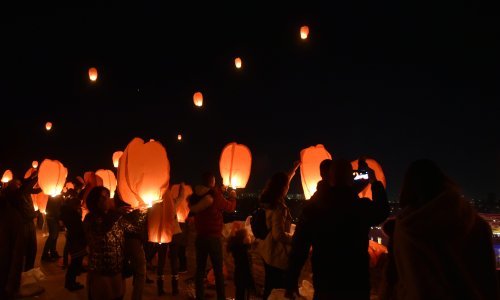 [FOTO] Rijeka Novosađana oprostila se od Panonskog mornara: Sugrađani Balaševića ispratili na vječni počinak pjesmom i lampionima
