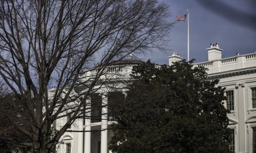 U SAD-u gotovo 500.000 ljudi umrlo od covida; zastave na pola koplja