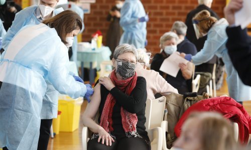 Hrvati se tiskaju u kolonama čekajući cjepivo, a kako zapravo stojimo u odnosu na susjede i ostatak svijeta?