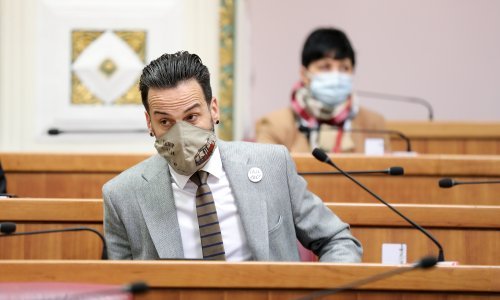 Miletić: Ljudima se bacaju kosti da se bave nebitnim temama, ali narod je progledao