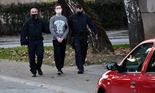 [FOTO] Priveden mladić osumnjičen da je sjekirom ubio oca