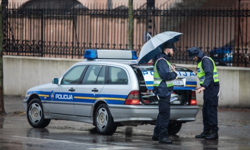 Pretragom kuće muškarca u Lipiku policija pronašla pušku, automatsku pušku, ručno rađenu pušku, šest pištolja, eksploziv i marihuanu