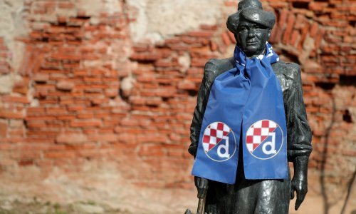 [FOTO] Velikani grada Zagreba navijaju za Dinamo; na čak 22 spomenika pojavili se navijački šalovi maksimirskog kluba