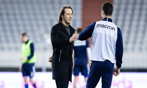 Trener Hajduka zabrinut zbog britanskog soja koronavirusa i zaraženih igrača uoči derbija protiv Rijeke; zbog jednog pitanja, koje nema veze s nogometom, konferencija je prekinuta