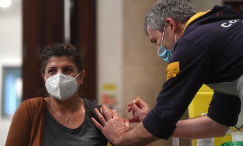U Velikoj Britaniji u nastavku cijepljenja važnija dob od zanimanja
