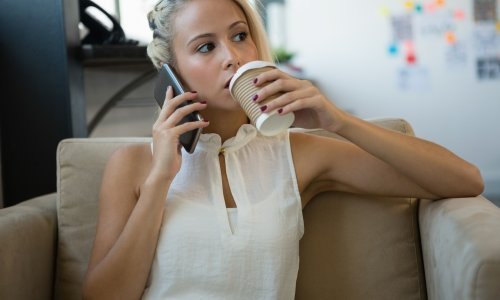 HAKOM: Korisnici elektroničkih komunikacija najviše vole pričati na mobitel