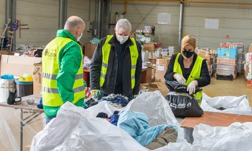[FOTO] Kolinda Grabar-Kitarović volontirala u sisačkom Caritasu: Sortirala je odjeću i obuću