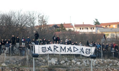[VIDEO/FOTO] Hajdukov trener objasnio zašto je toliko ponosan  dok je s druge strane u Rijeci zavladao navijački kaos; policija čuvala igrače