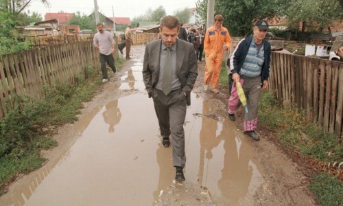 Antologijska fotografija Milana Bandića koja mu je obilježila vladavinu: U finim cipelama doslovno je zagazio u blato u Kozari putevima